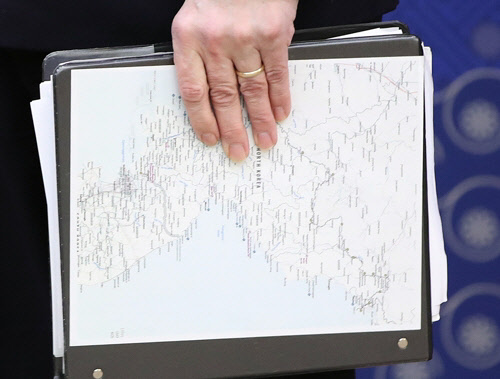 스티븐 비건 국 국무부 대북특별대표가 29일 외교부를 방문, 강경화 외교부 장관과 면담에 앞서 한반도 지도를 들고 있다. 이를 두고 한미 간에 핵 사찰 검증 절차나 남북 도로·철도 연결 사업과 관련한 논의가 있었을 것이라는 해석이 나온다.  연합뉴스